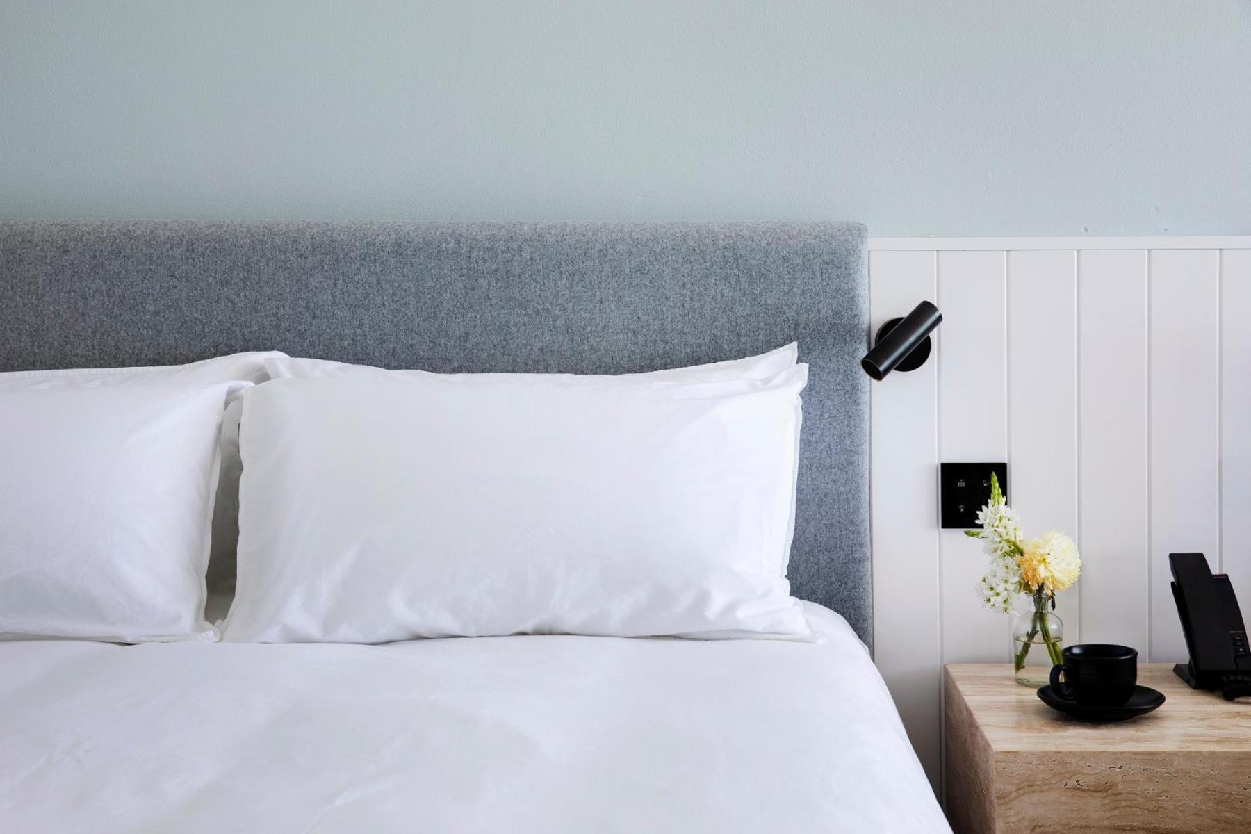 Manly Pacific Sydney Mgallery Collection Exterior foto A bed with two pillows
